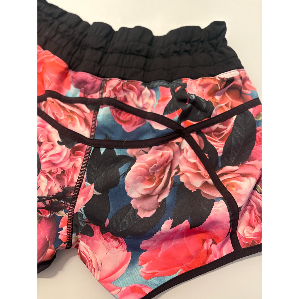 Lululemon Secret Garden Rose Floral Pink Black Tracker Shorts Size 4 RARE HTF - Picture 5 of 5